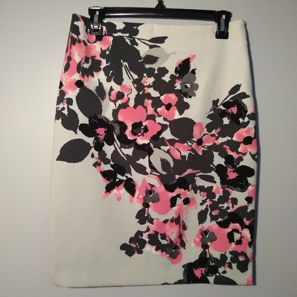 Dresses & Skirts - New York Co. Stretch Pencil Skirt floral print sz4